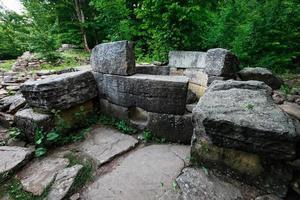 gammal runda förstörd dolmen i de dal av de flod jean, monument av arkeologi megalitisk strukturera foto