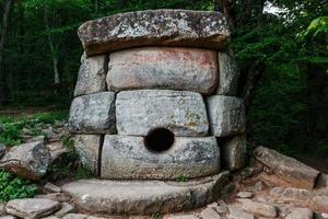 gammal runda förening dolmen i de dal av de flod jean, monument av arkeologi megalitisk strukturera. foto