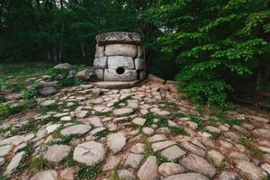 gammal runda förening dolmen i de dal av de flod jean, monument av arkeologi megalitisk strukturera. foto