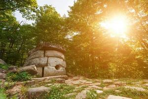 gammal runda förening dolmen i de dal av de flod jean, monument av arkeologi megalitisk strukturera. foto