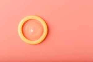kondom på en rosa bakgrund, närbild, topp se. foto
