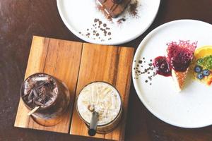 kakaodryck choklad och bubble milk tea eller taiwan milk tea i glas på träbordet med tårtan foto