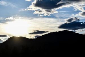 berg silhuett på solnedgång foto