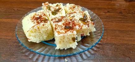 indisk gujarati traditionell gata mat khaman dhokla mellanmål tillverkad från brud ärta mjöl och rava eras med sev och chili foto