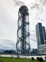 stor skön metall modern spiral hög arkitektur torn alfabet, symbol av de stad av batumi. batumi, georgien, april 17, 2019 foto