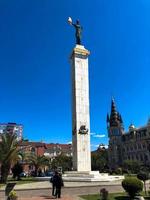 Europa fyrkant, också känd som argonaut fyrkant, är en stor lång skön staty av medea med en gyllene skinna i henne händer. batumi, georgien, april 17, 2019 foto