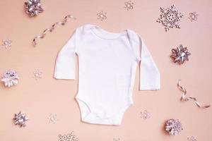 bebis Kläder attrapp för logotyp, text eller design på rosa bakgrund med vinter- dekotationer topp se. foto
