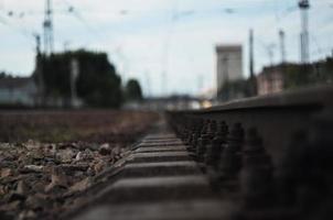 järnväg detaljer med suddig bakgrund foto