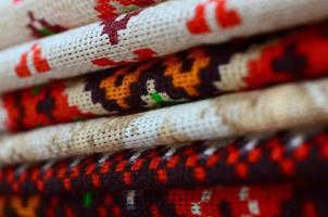 stack av traditionell ukrainska folk konst stickat broderi mönster på textil- tyg foto