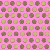 mönster av en brun kex på en rosa bakgrund. trendig minimal begrepp av mat och efterrätt. abstrakt platt lägga, topp se foto