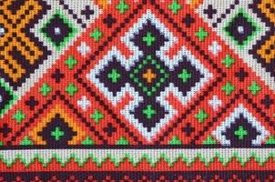 traditionell ukrainska folk konst stickat broderi mönster på textil- tyg foto