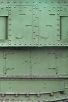 abstrakt grön industriell metall texturerad bakgrund med nitar och bultar foto