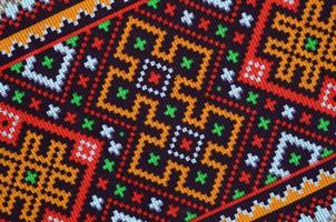 traditionell ukrainska folk konst stickat broderi mönster på textil- tyg foto