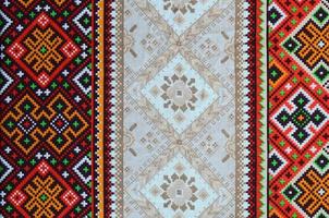 traditionell ukrainska folk konst stickat broderi mönster på textil- tyg foto