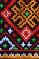 traditionell ukrainska folk konst stickat broderi mönster på textil- tyg foto