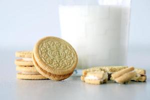 ternopil, ukraina - Maj 28, 2022 oreo gyllene Krispig småkakor med glas av mjölk på vit bakgrund. de varumärke oreo är ägd förbi företag mondelez internationell foto