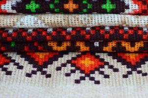 stack av traditionell ukrainska folk konst stickat broderi mönster på textil- tyg foto