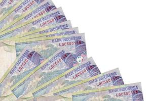 1000 indonesiska rupiah räkningar lögner isolerat på vit bakgrund med kopia Plats staplade i fläkt stänga upp foto