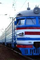 gammal sovjet elektrisk tåg med föråldrad design rör på sig förbi järnväg foto