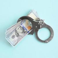 silver- polis handklovar och hundra dollar räkningar lögner på ljus blå bakgrund foto