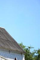 rysning vit tak föra Häftigt besparingar i bosatt vinden foto