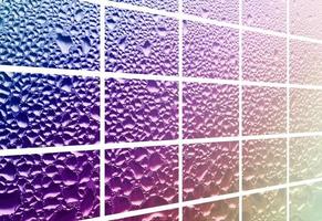 en collage av många annorlunda fragment av glas, dekorerad med regn droppar från de kondensat. lila och violett toner foto