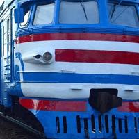 gammal sovjet elektrisk tåg med föråldrad design rör på sig förbi järnväg foto