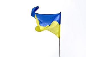 ukrainska flagga fladdrande i vind isolerat på vit bakgrund foto