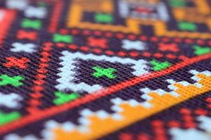 traditionell ukrainska folk konst stickat broderi mönster på textil- tyg foto