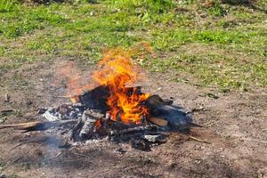 Foto av en sommar lägereld och en pyrande smuts