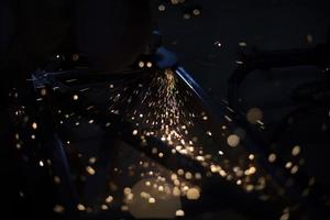 gnistor i mörk. metall slipning lampor. detaljer av kvarnens arbete. foto