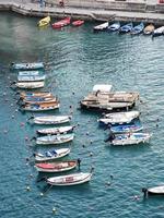 resa reportage på de ligurian kust, båtar förankrade på de hamn av vernazza foto