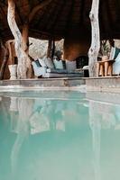 afrikansk styled hotell interiör med utomhus- simning slå samman foto