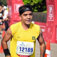 ny delhi, Indien - oktober 16 2022 - vedanta delhi halv maraton lopp efter covid i som maraton deltagarna handla om till korsa de Avsluta linje, delhi halv maraton 2022 foto