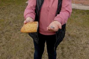 sista pengar för bröd. bröd i de hand av en medelålders kvinna. de begrepp av de värld mat kris associerad med de krig i ukraina foto