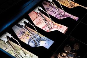 thai Bank anteckningar och mynt är i de kassör maskin foto