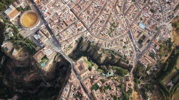 flygdrönare utsikt över byn ronda. vita byar i provinsen Malaga, Andalusien, Spanien. vacker by på bergets klippa. turistmål. semester och njut av solen. foto