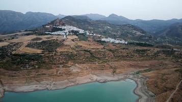 antenn Drönare se av zahara de la sierra vit byar av anda i Spanien med låg nivåer av vatten i de reservoar. turistiska destination. högtider och semester. torr säsong i de iberisk halvön foto