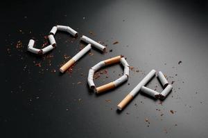 de inskrift sluta från cigaretter på en svart bakgrund. sluta rökning. de begrepp av rökning dödar. motivering inskrift till sluta rökning, ohälsosam vana. foto