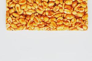 friska snacks. kondition diet mat. kozinaki friterad tillverkad från rostad jordnötter, energi barer. vit bakgrund topp se. isolera, kopia Plats foto