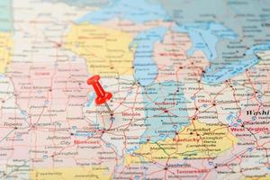 röd prästerlig nål på en Karta av usa, Illinois och de huvudstad springfield. stänga upp Karta av Illinois med röd kryssa foto