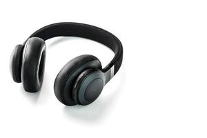 trådlös svart hörlurar på vit, isolera. på örat hörlurar för spelar spel och lyssnande till musik spår. närbild foto