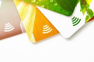 kreditera kort med kontaktlös betalning. lugg av kreditera kort på vit isolerat bakgrund foto