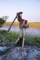 traditionell tubewell i de by. tubewell är Begagnade till pump ut vatten från de jord foto