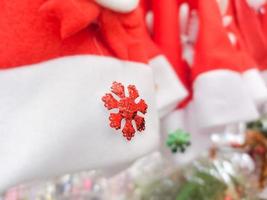 jul bakgrund, santa claus hattar med röd snö ornament såld på jul leveranser butiker foto