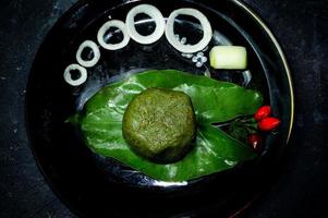 bangali traditionell mat rå löv fyllning. plats - bogura, bangladesh. datum - 18 november 2022. foto
