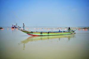 båt i flod. plats - rajbari, bangladesh. datum - 17 november 2022 foto