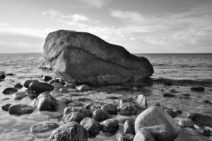 stor sten i svart och vit tagen i de vatten på de strand i de hav. dansk foto