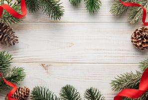 jul dekoration med röd band framställning en ram med kopia Plats. foto