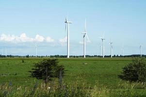 väderkvarnar stå mot en blå molnig himmel foto